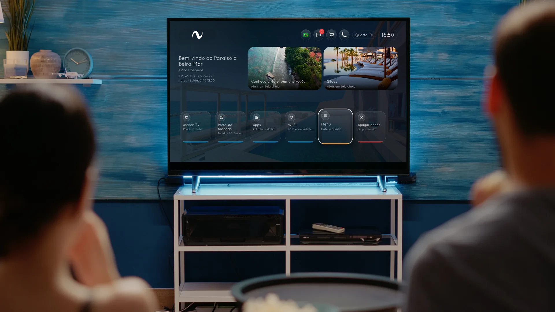 TV interativa NextStay exibindo serviços digitais em quarto de hotel